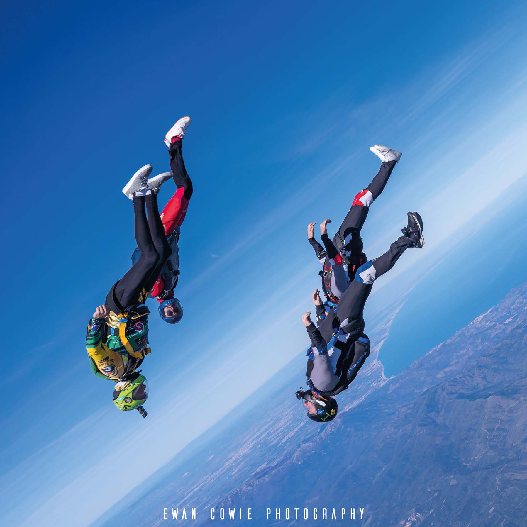 Parachutistes en vol dans le ciel